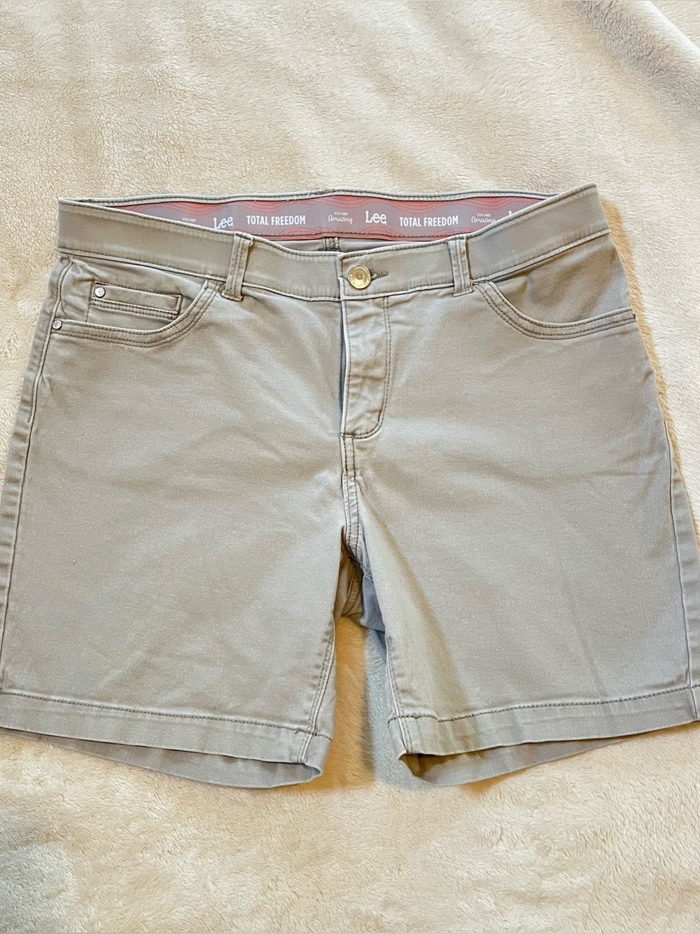Women’s Lee Total Freedom Shorts size 12 Light Khaki